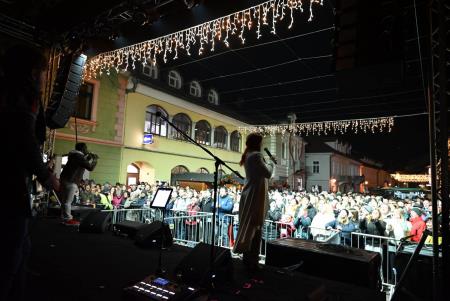 Temperamentna Tanja Žagar je razgrela kamniško publiko za najdaljšo noč v letu in silvestrovanje v centru Pravljičnega Kamnika (32)